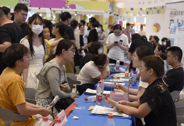 江苏淮安举行夏夜市集招聘会 促就业红红火火