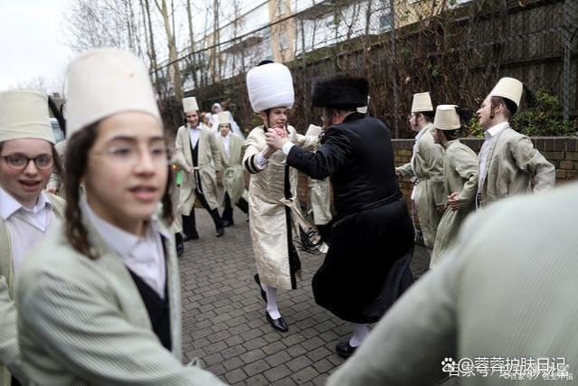 如果有一天你没钱、没人脉了，请牢记犹太人“买车票”的方法