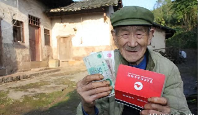 农村退休金新规来了！65岁以上的农民这三种福利直接打到卡里！