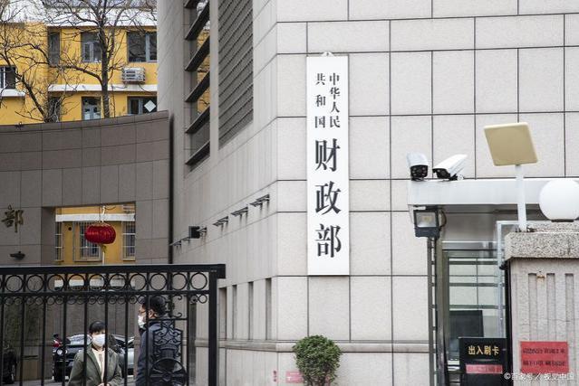 8千万人吃掉40%财政收入，上班拿5千，退休拿1万的现状必须要改变