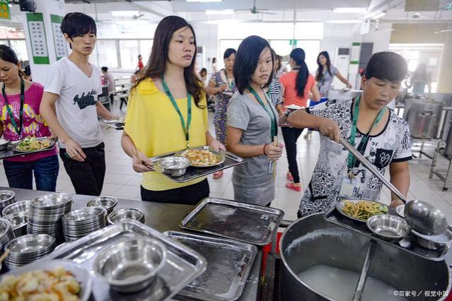 领导退休后还天天吃食堂，被踢出员工群后骂道：都是些没良心的人