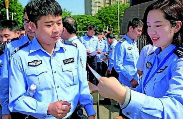 辅警将实行“年薪制”，有望直接升为体制内人员，年薪突破十万元