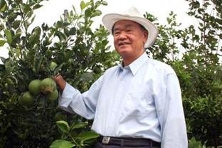 他曾从政湖南，48岁接替华国锋的职务，晚年退休后回农村种地