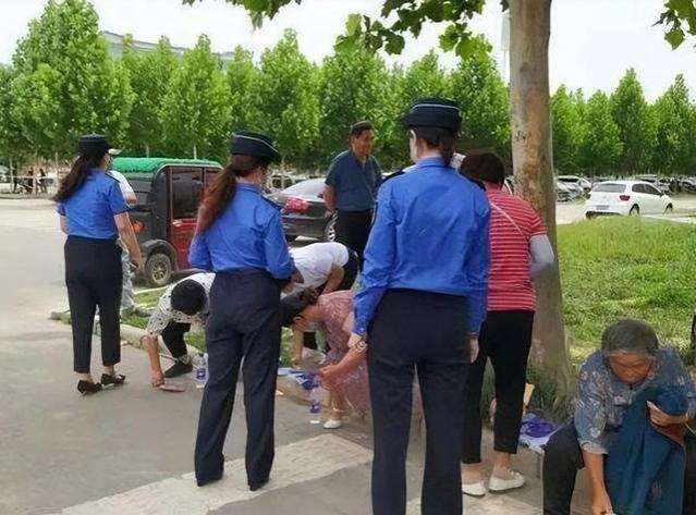 回顾陕西两名女城管，当街互殴衣衫不整，官方回应：已开除