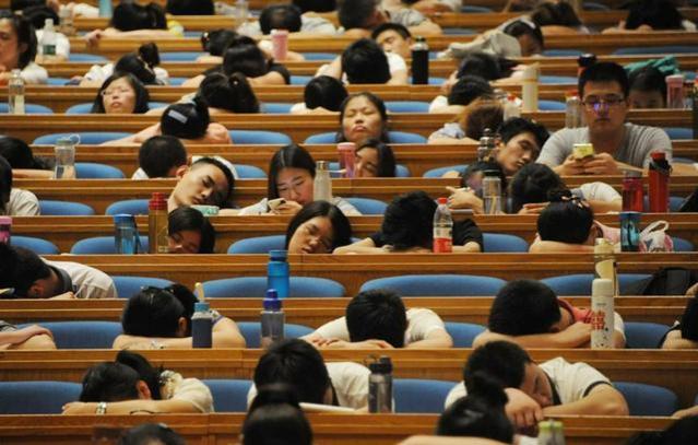 “上大学有用吗？”大学四年学费20万，就业月薪只有3000？