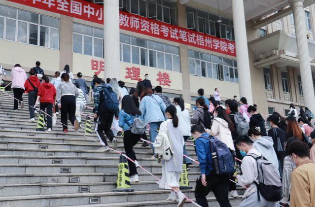 河南省4位在编教师被开除，铁饭碗碎成残渣，其中原因令人愤怒