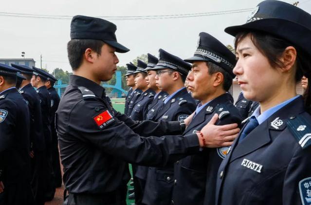 辅警即将迎来“年薪制”，条件符合有望入编，年薪丰厚大约这个数