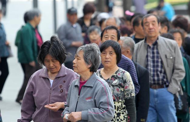 延迟退休被叫停的6大原因，明年双轨制