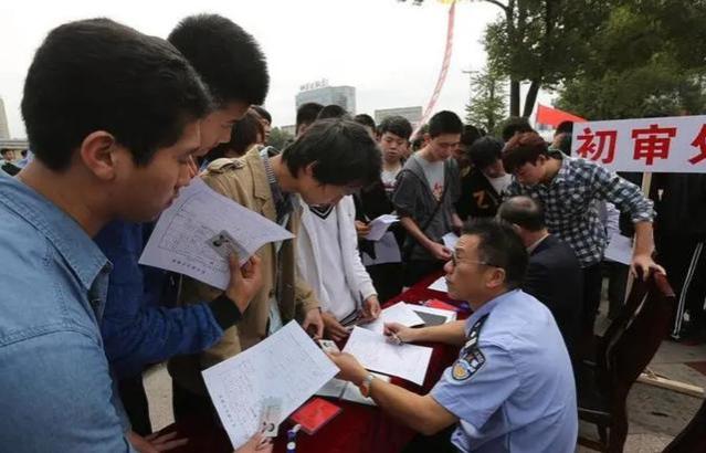 考公政审被拒，原因是户口本主页上有“两个字”，学生含泪叫屈