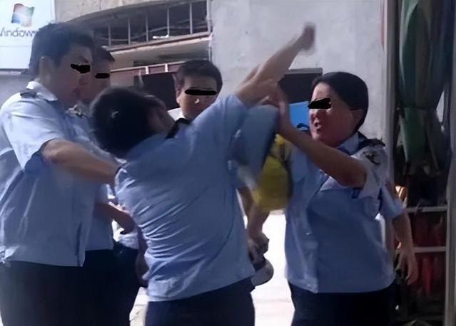 回顾陕西两名女城管，当街互殴衣衫不整，官方回应：已开除