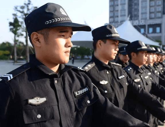 辅警离任的热潮在多地上演，离任原因令人心酸：不仅仅是薪资问题