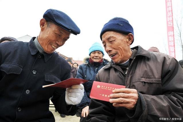 农村退休金新规！65岁以上的农民直接领取三类补助，养老有望了！