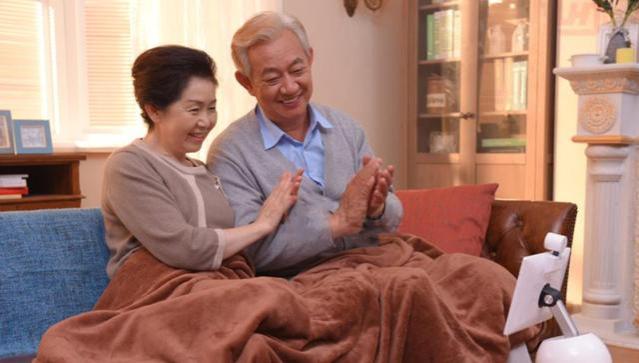 在家赚钱出国消费？12万中国退休官员出国养老，国家稳定可能受考验