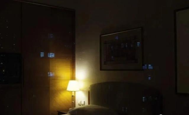 退休之旅揭秘：酒店为何推荐客人夜晚开灯？服务员不经意泄露真相