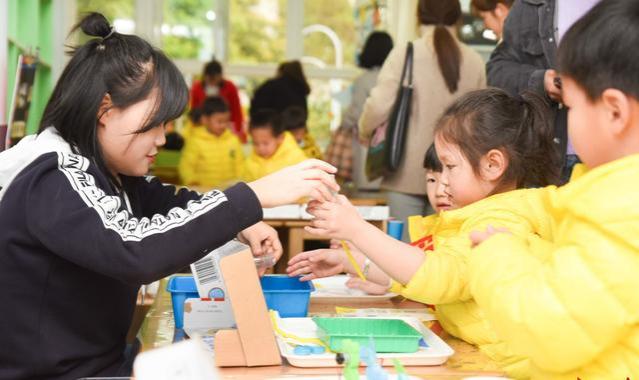 当着警察的面，幼儿园老板“连扇带踹”家长，得知原因更让人气愤