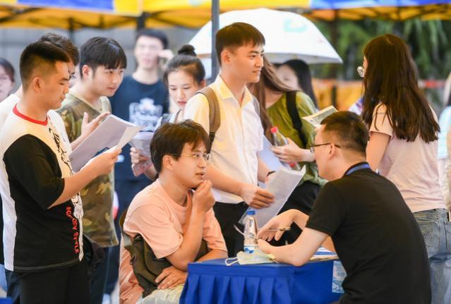 我国毕业生就业率最高的大学前5名，榜首出人意料，清北落榜