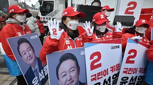 上万群众要求权益，尹锡悦受促辞职，关键时节朝鲜对韩言辞已转变