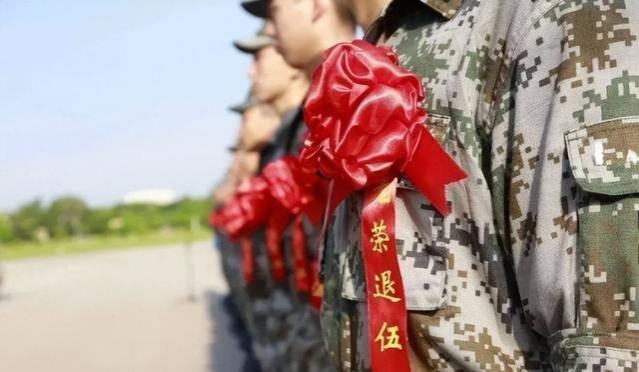 谁提出撤销退休士兵的特权？此建议导致了公众的震撼