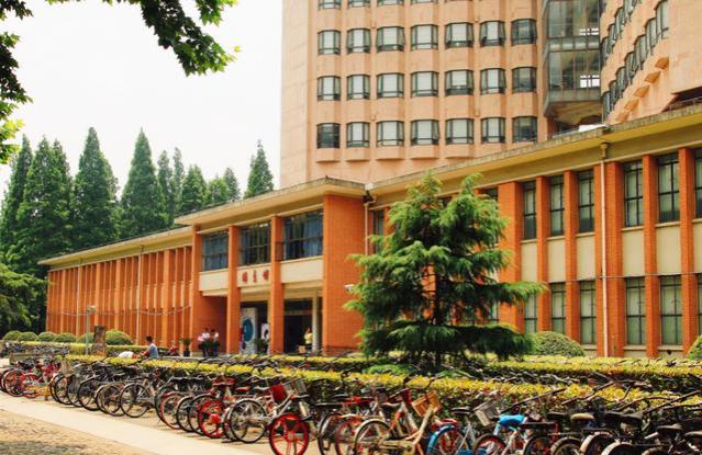 我国毕业生就业率最高的大学前5名，榜首出人意料，清北落榜