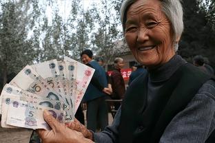 中国农民交纳数十年公粮，养老金仅100多块如何解决？