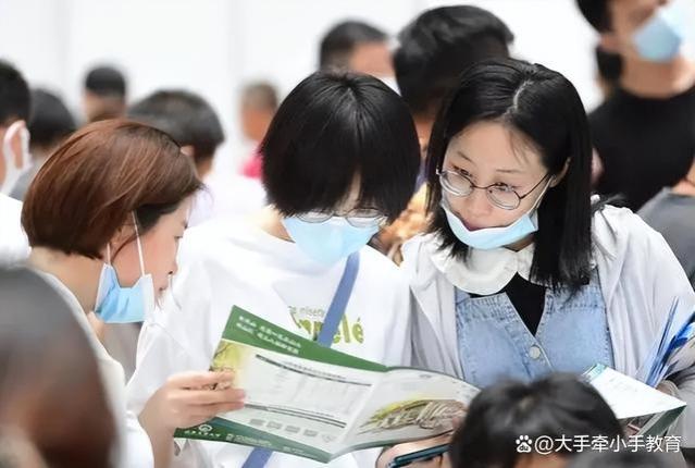 女生抱怨考研考编都很难，张雪峰直言：谁叫你学这个专业，没办法