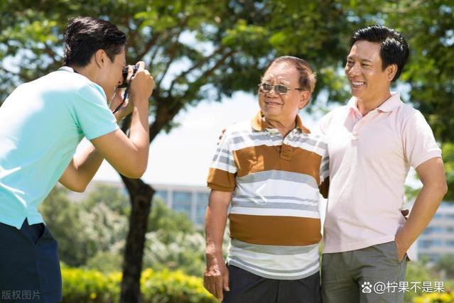 我每月8000退休金，闲赋在家3年，回一趟农村老家我老脸红了