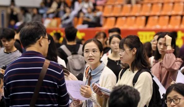 官方传来好消息，部分类大学生毕业有望直接入编定岗，铁饭碗稳了