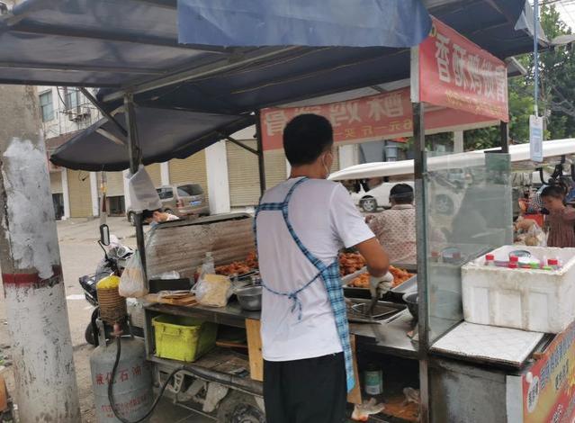 当地女友分手，老父亲吓坏回老家，临沂理发店老板开始崩溃求饶了