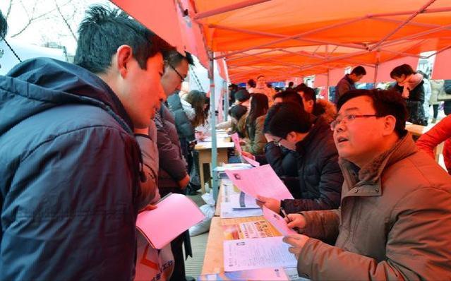 地方财政高度紧张，很多单位发不出工资，荒诞的事情接连上演