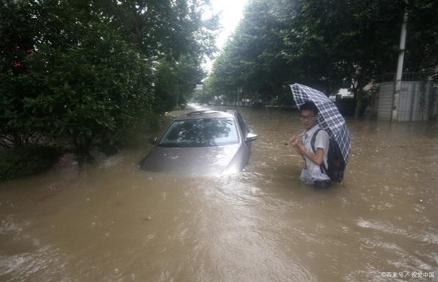 因为暴雨台风迟到扣工资违法吗？