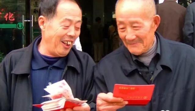 1972年出生王大叔交了22年社保上个月退休，领养老金让全家人惊讶