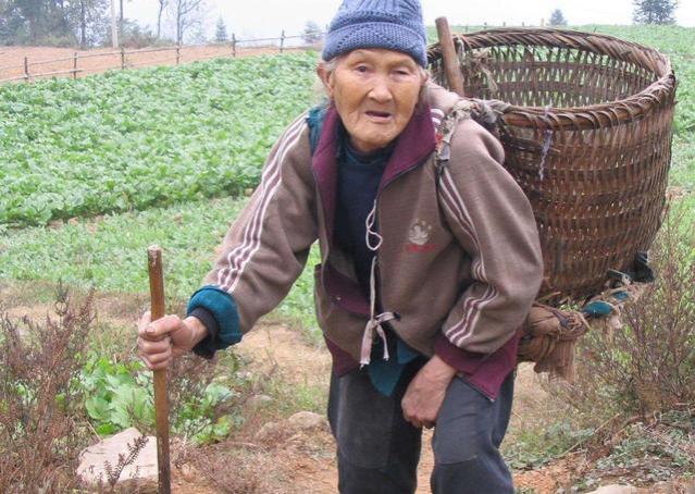农村老人养老太难，养老金人均200元，真的能够养老吗？
