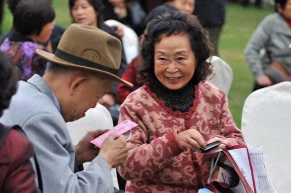 延迟退休会来吗？这四大因素或会影响延迟退休落地？