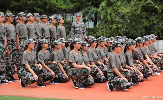 学生拓展训练时不服从管理，遭到2名教官殴打，校方：已辞退