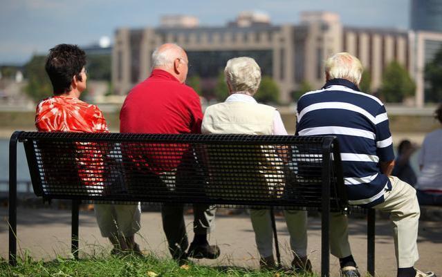 退休政策调整：工龄满30年，就能自由选择是否退休，方案可行吗？