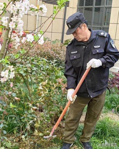 领导有万元退休金，结果去当了保安，1年后同事见了不敢认！