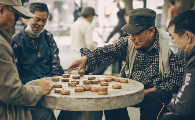 越多的人期望废除退休工资，以缓解养老难题，此方案确实行得通吗？