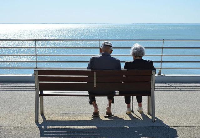 越多的人期望废除退休工资，以缓解养老难题，此方案确实行得通吗？