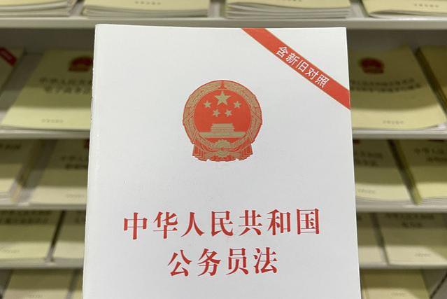 老百姓都在过紧日子，地方财政紧张，公务员凭啥不精简、不降薪？