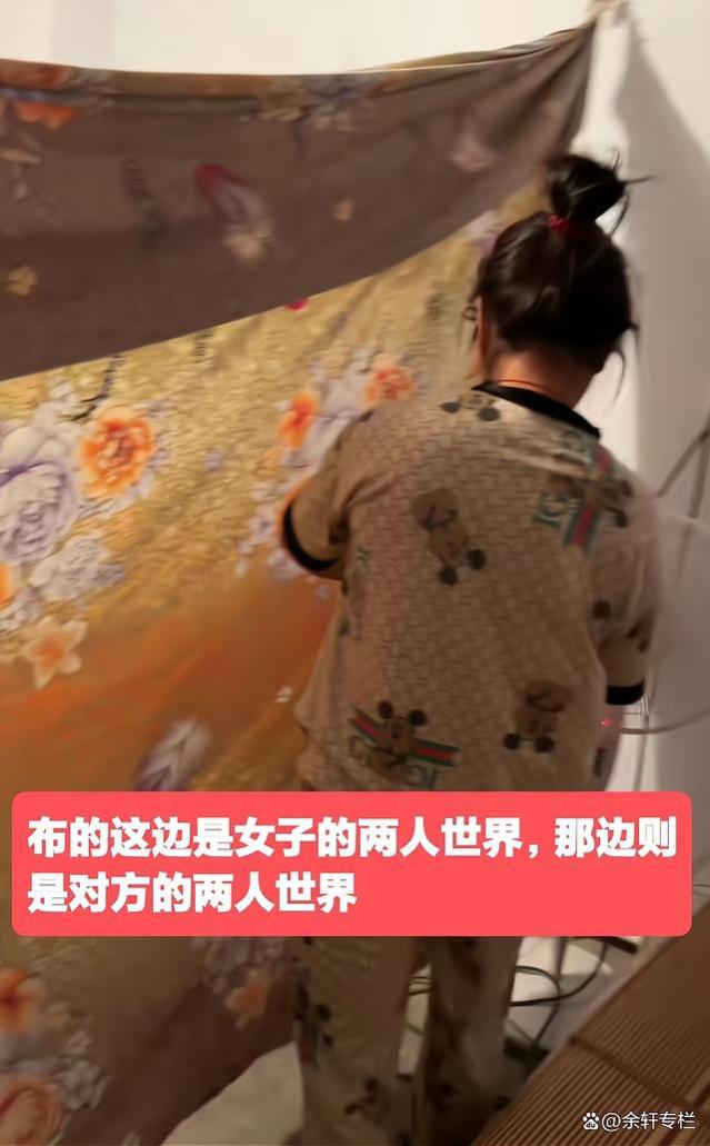 山东：女子工地打工一间房住两家人，中间用块布隔开：没隐私可言