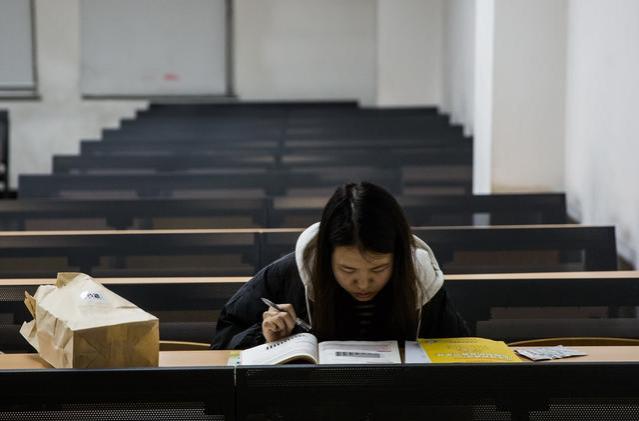 女生吐槽考研考编难度大，张雪峰无奈：学了这门专业就认命吧