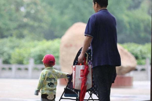 退休后，宁愿帮儿女带孩子，也别待在老家养老