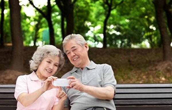 除了养老金补发以外，退休老人还迎来两个好消息