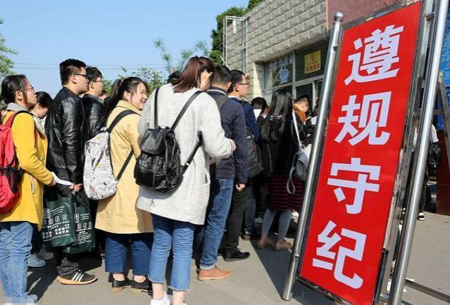 20年工龄的公务员：80%大学生注定考编失败，背后原因深思