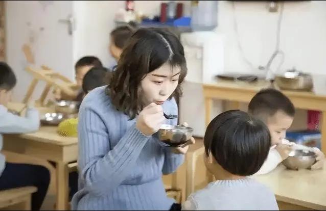 幼儿园老师门槛或提升，专科生又少条就业路，幼师荒有可能加剧