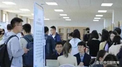 云南大学校园招聘会：提供就业机会，却引发争议