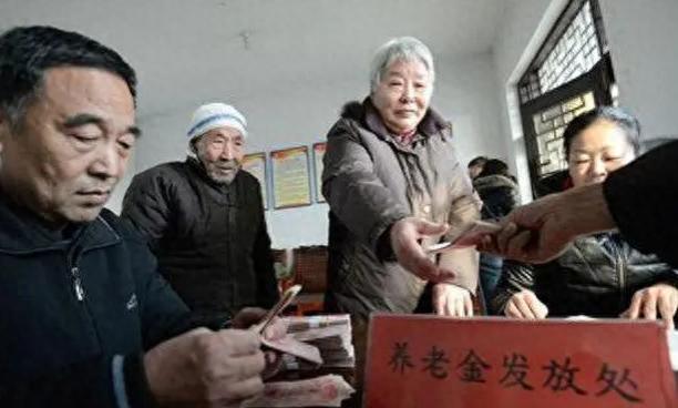 婶婶，55岁，交了30年社保，办退休后看到养老金后愣住了