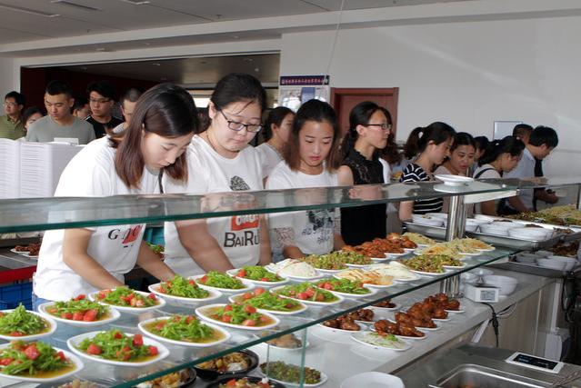 同事已退休三个月，每天还来单位食堂吃饭，吃饱还要带一份回家