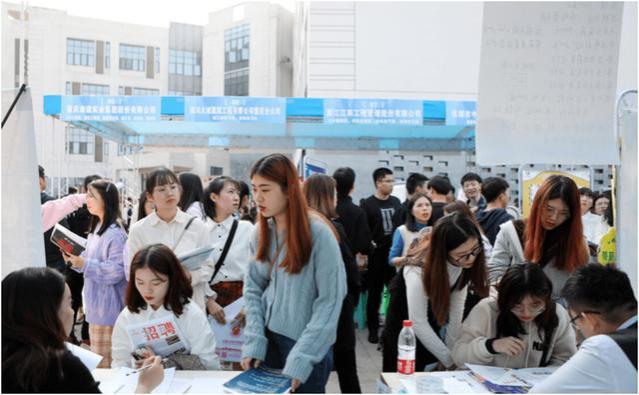 就业市场的怪相，高学历的不要没学历的不招，职校生成“抢手货”