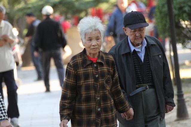 2023年退休老人要注意了，或将出现“3个难题”，一个比一个现实